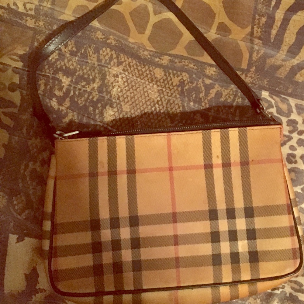Authentic Burberry bag classic !